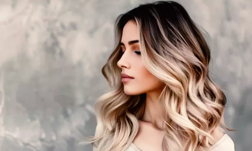 Image 1: Nueva imagen con corte, color y brillo en una sesión de peluquería