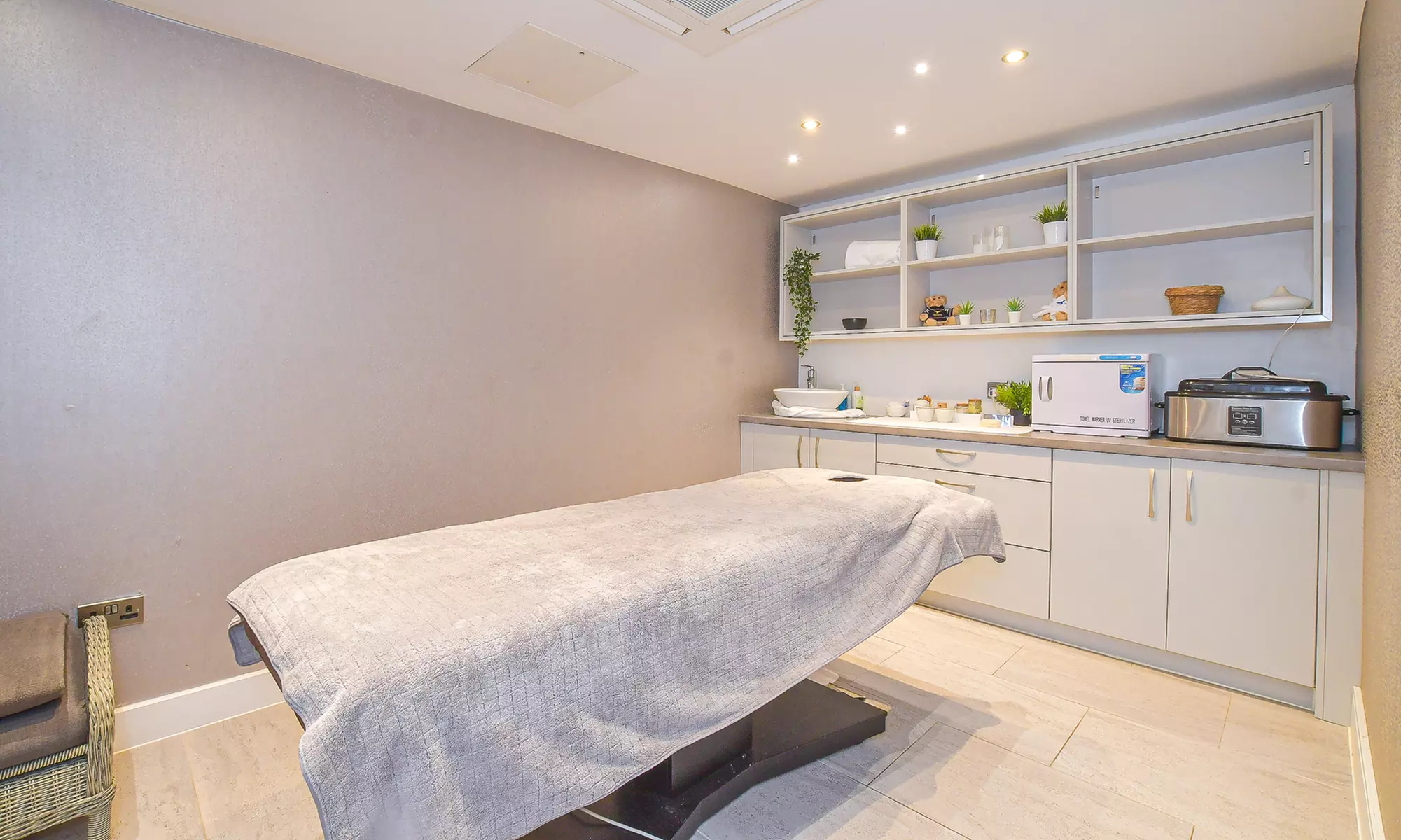 Spa Experience w/ Treatment, Prosecco & Robe & Slippers For 1 Or 2