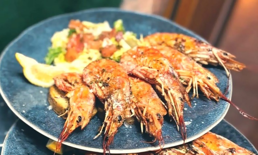 Image 10: Menú con gran variedad de platos y copa de vino para 2 o 4 personas