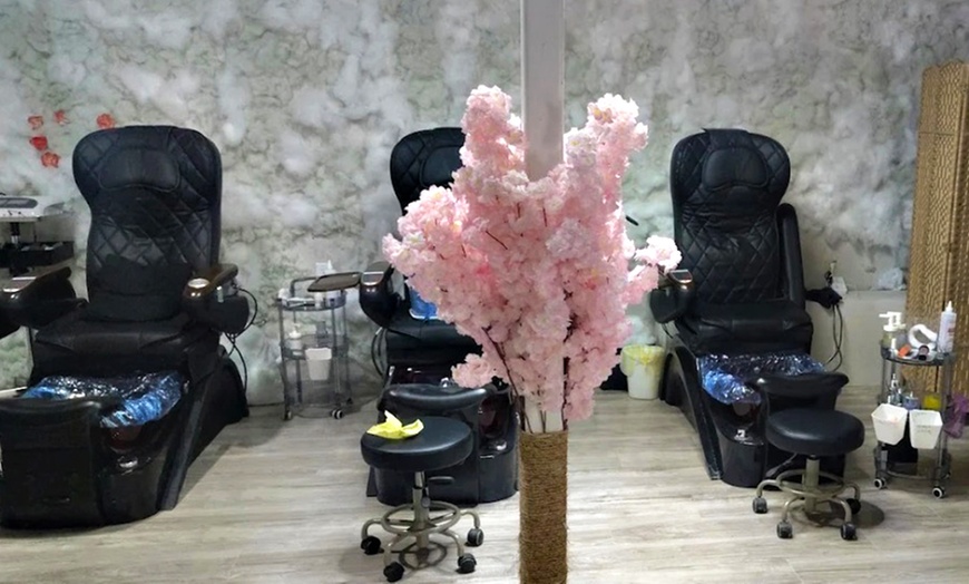 Image 8: Chip-Resistant Gel Manicures & Pedicures for Lasting Shine