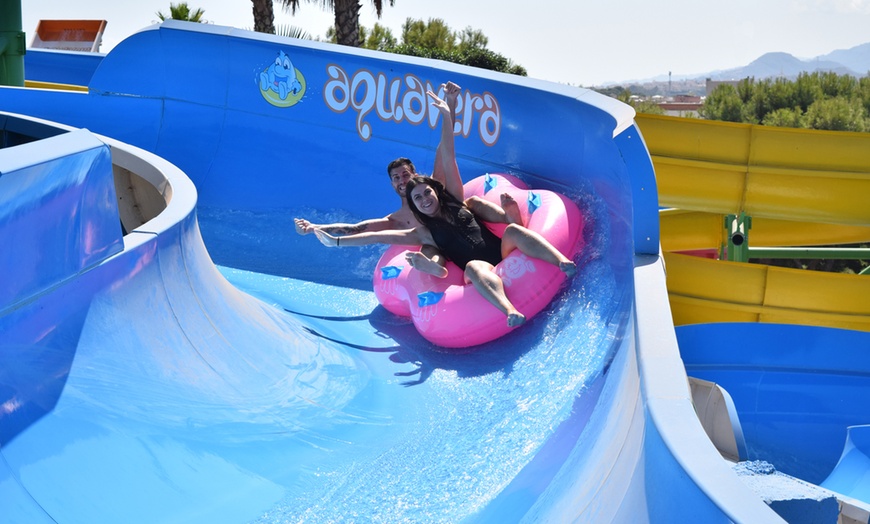 Image 2: Entrada de 1 día a parque acuático AquaVera para niño o adulto