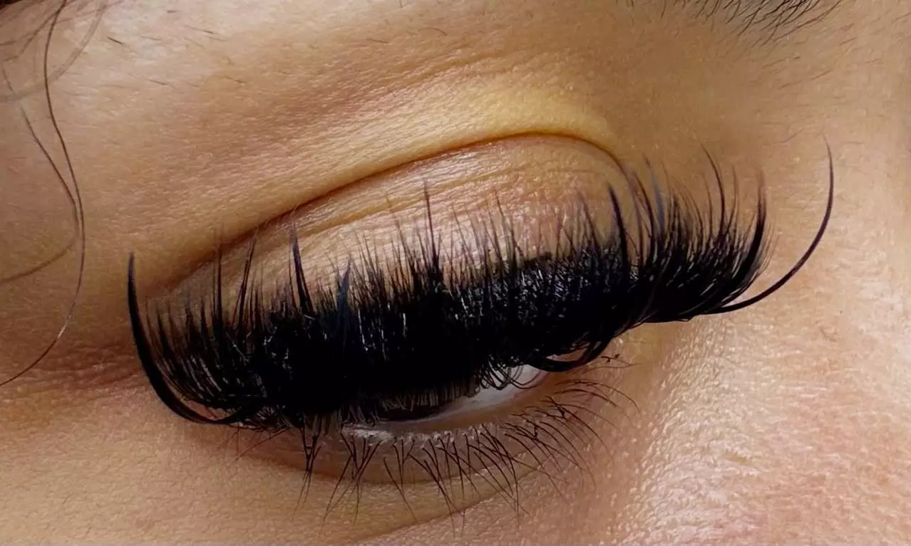 Achieve Stunning Look with Eyelash Extensions!