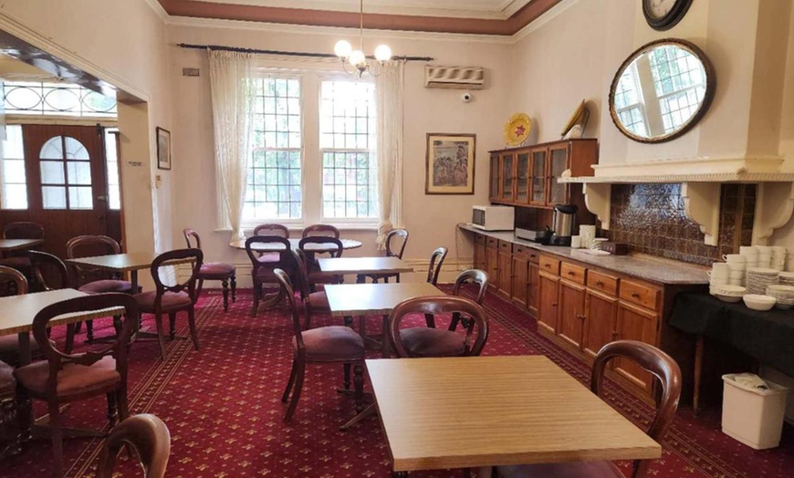 Image 4: Melbourne Getaway: Single Standard/Deluxe Queen/Family Room