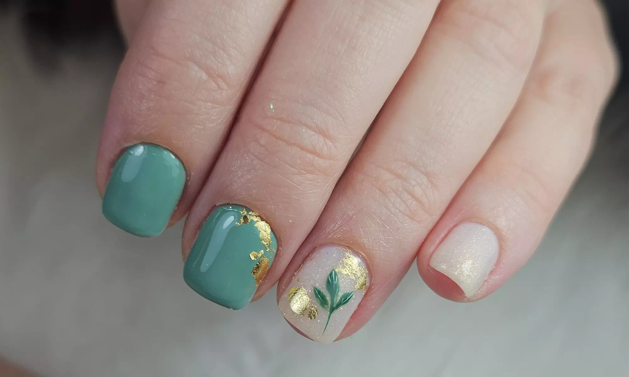 1 sesión de manicura y/o pedicura con esmaltado semipermanente