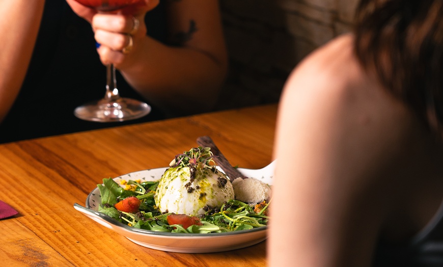 Image 6: Menú mediterráneo para 2 personas con 6 platos a elegir y bebida