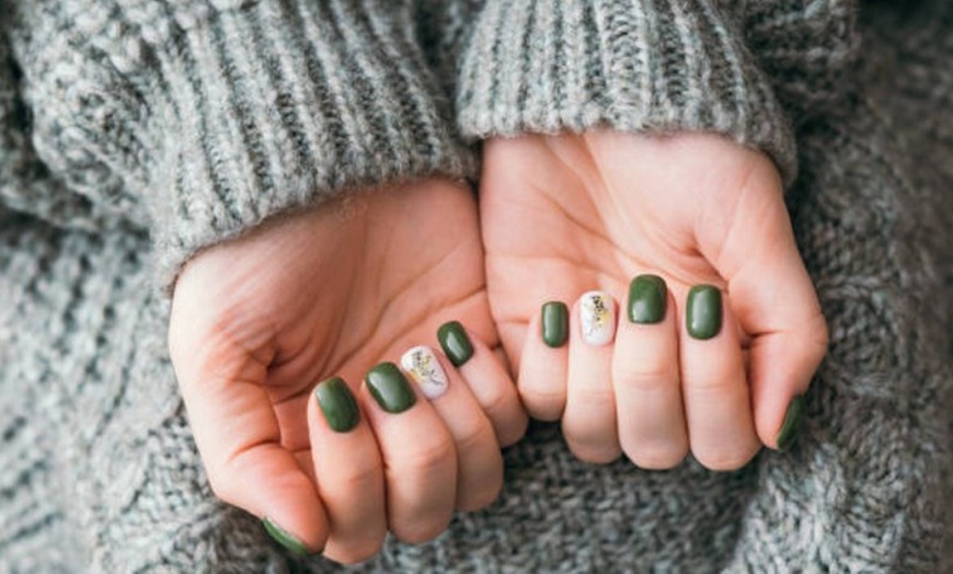 Image 2: 1 o 2 sesiones de manicura y/o pedicura con esmaltado semipermanente