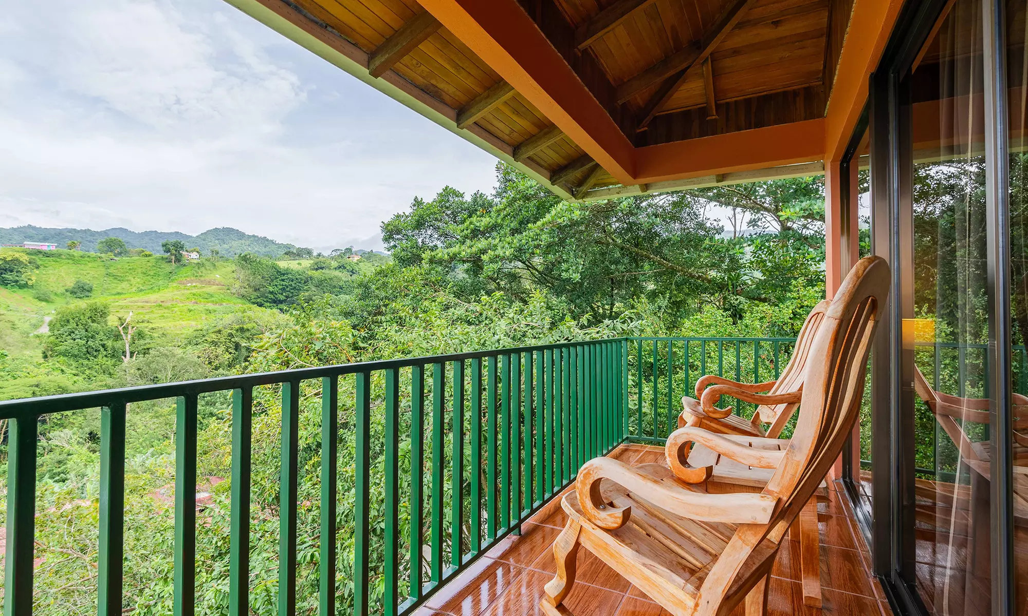 ✈ 4-Night Costa Rica Getaway: Chateau Arenal w/ Air & Hotels