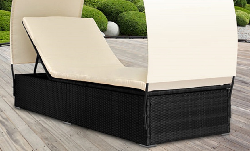 Image 20: Tuinbed met zonnescherm