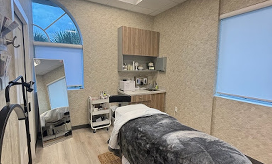 Image 5: Deep Cleansing Facial with Extractions, Aromatherapy, & Facial Massage