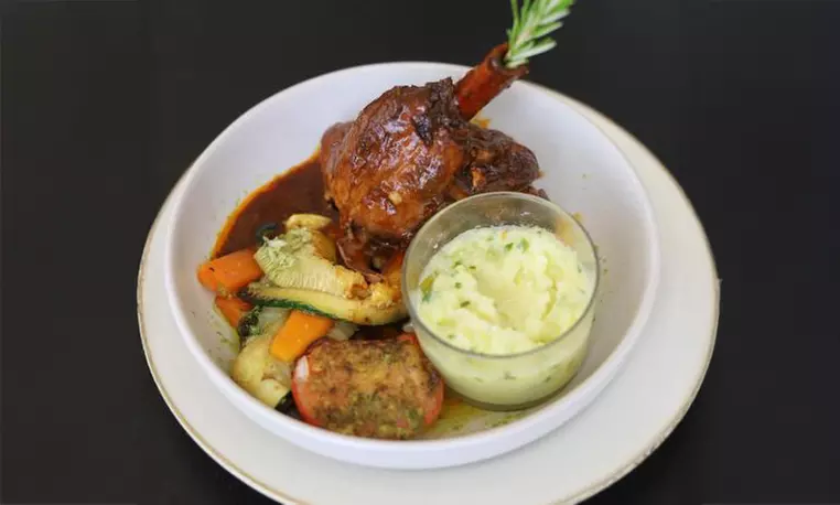 Aigues-Vives (Gard) : chambre double avec PDJ, menu en option