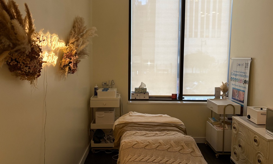 Image 2: 1, 3 or 5 Choice-of-Facials (Deep Cleansing, Acne or Sensitive Skin)