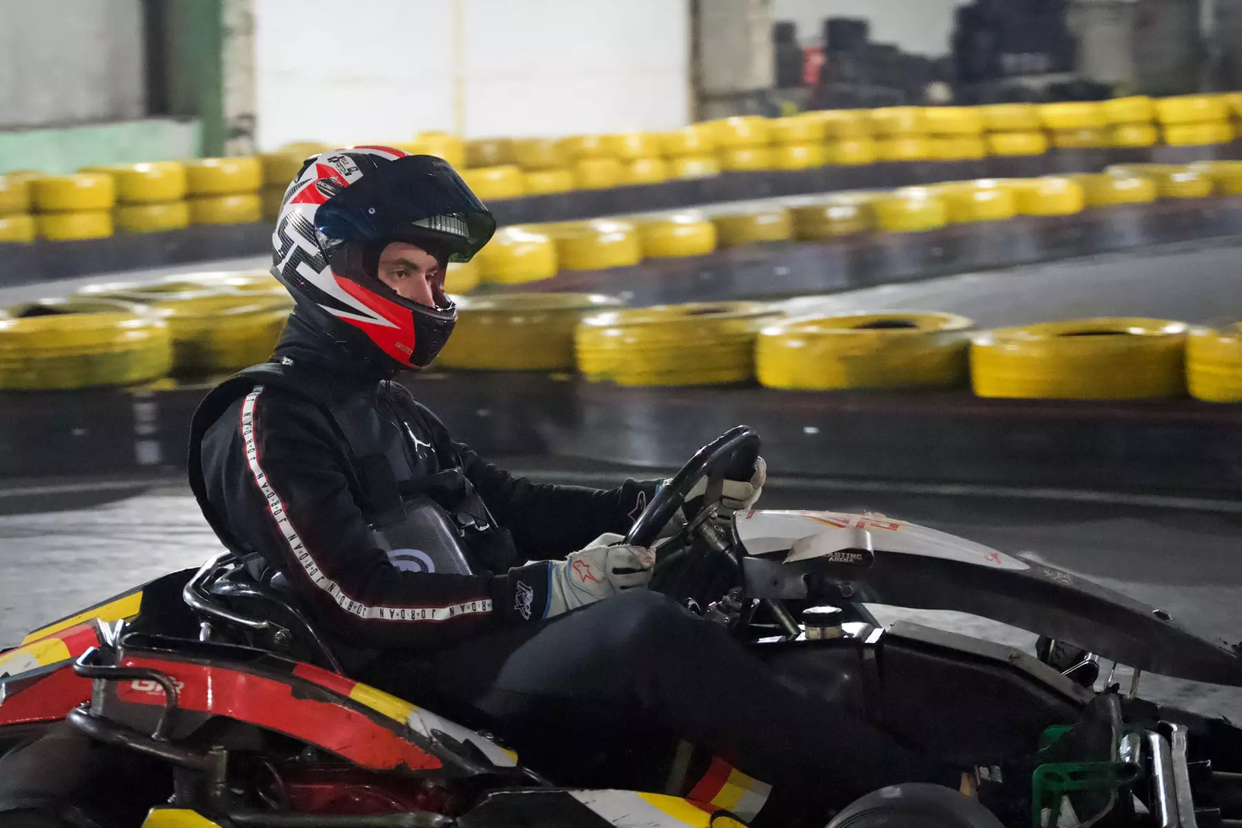 Poczuj prędkość, przeżyj emocje! Gokarty na profesjonalnym torze