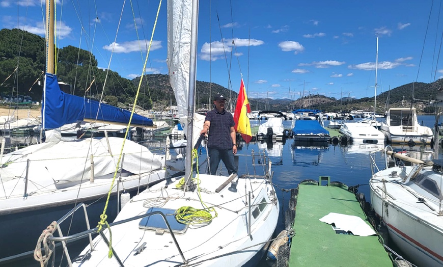 Image 4: Rutas en velero en el Pantano de San Juan con bebida y aperitivo