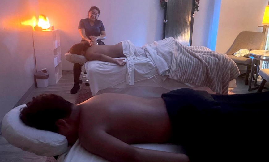 Image 2: 60-Minute, 90-Minute, or 120-Minute Couples Massage to Relax Together 