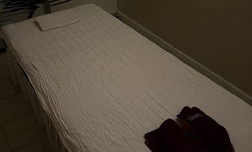 Image 6: Couples 60-Minute Deluxe Body Massage with Essential Oils & Hot Stones