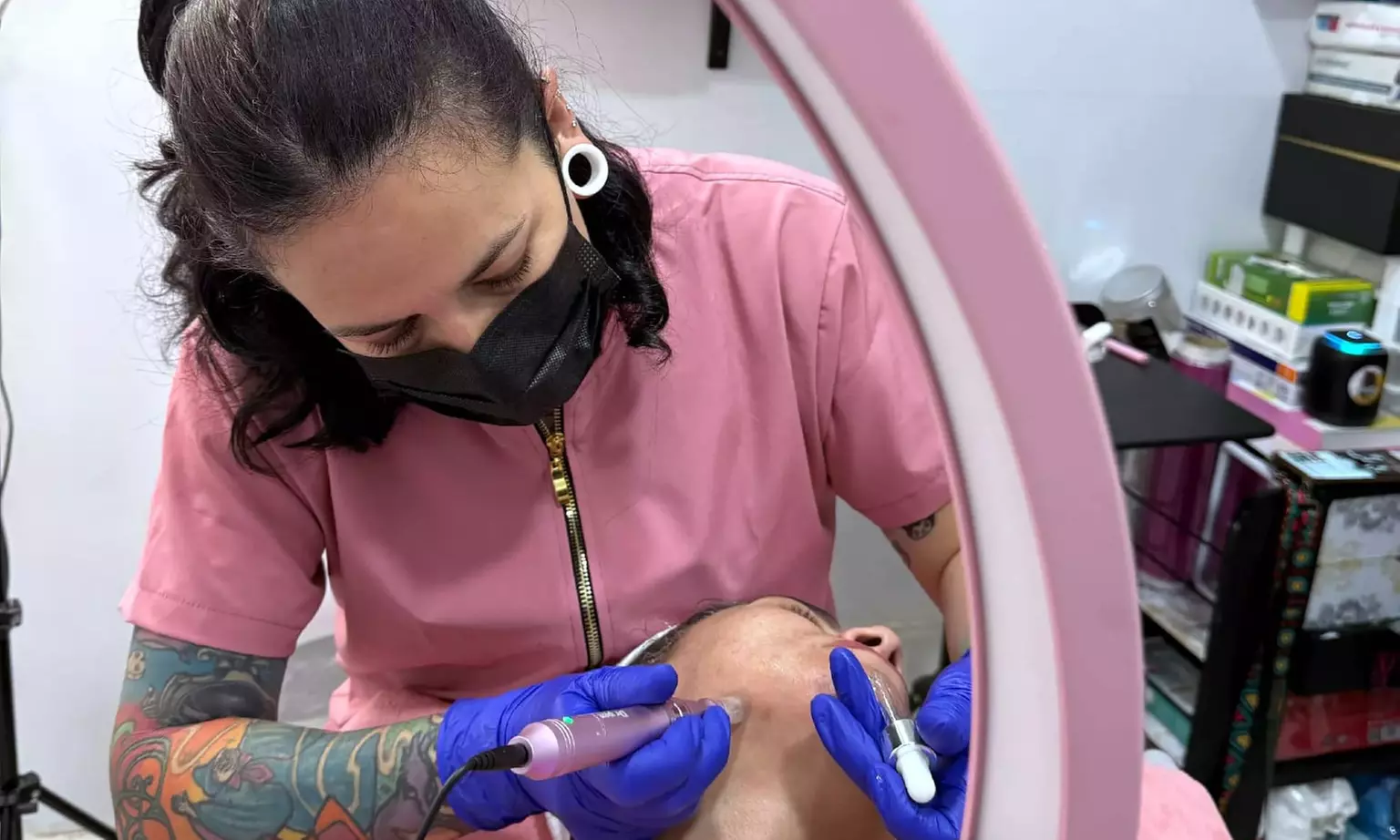 Microlifting facial de vitaminas con dermapen, 1 o 2 sesiones y micro-punción controlada en Blood ritual tattoos - Primary Image