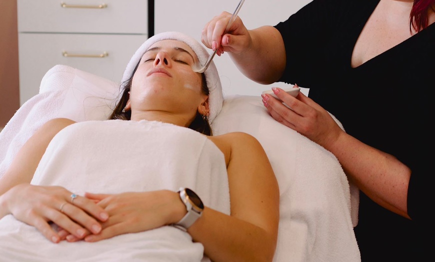 Image 11: 60, 80, or 100-Minute Aromatherapy Massage with Deep Cleansing Facial