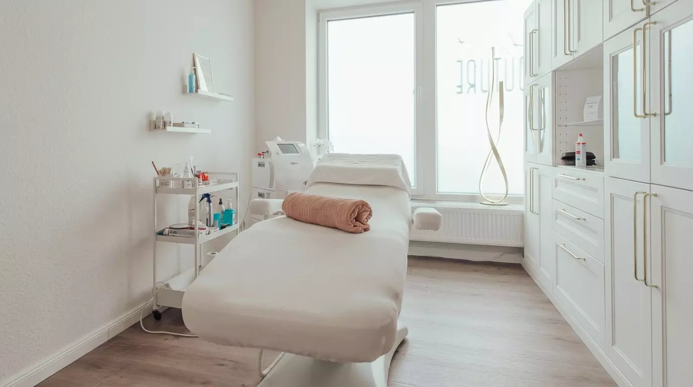 Wimpern- und/oder Augenbrauen-Lifiting inkl. Färben für 1 Person