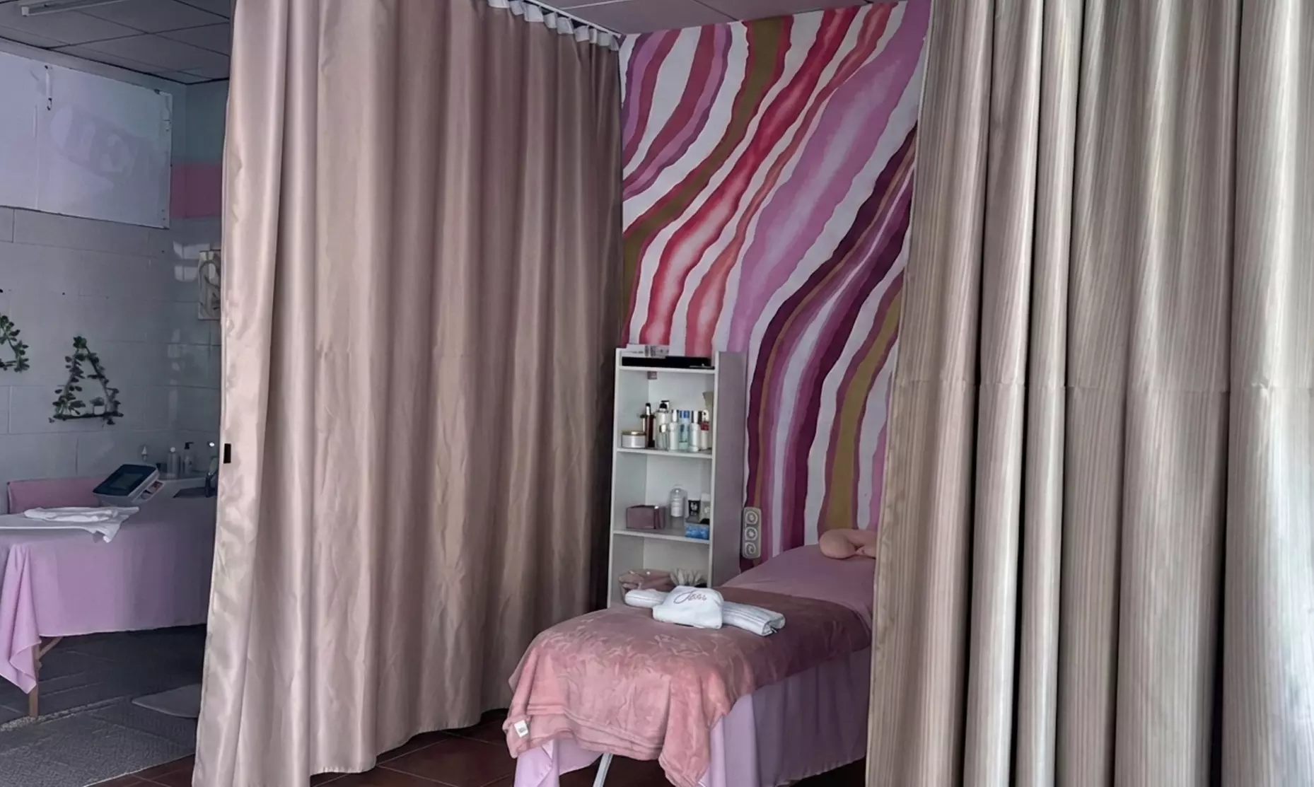 Limpieza facial profunda con dispositivo de hidrolimpieza, ultrasonidos y opción a dermapen y máscara LED para 1 persona - Second Medium