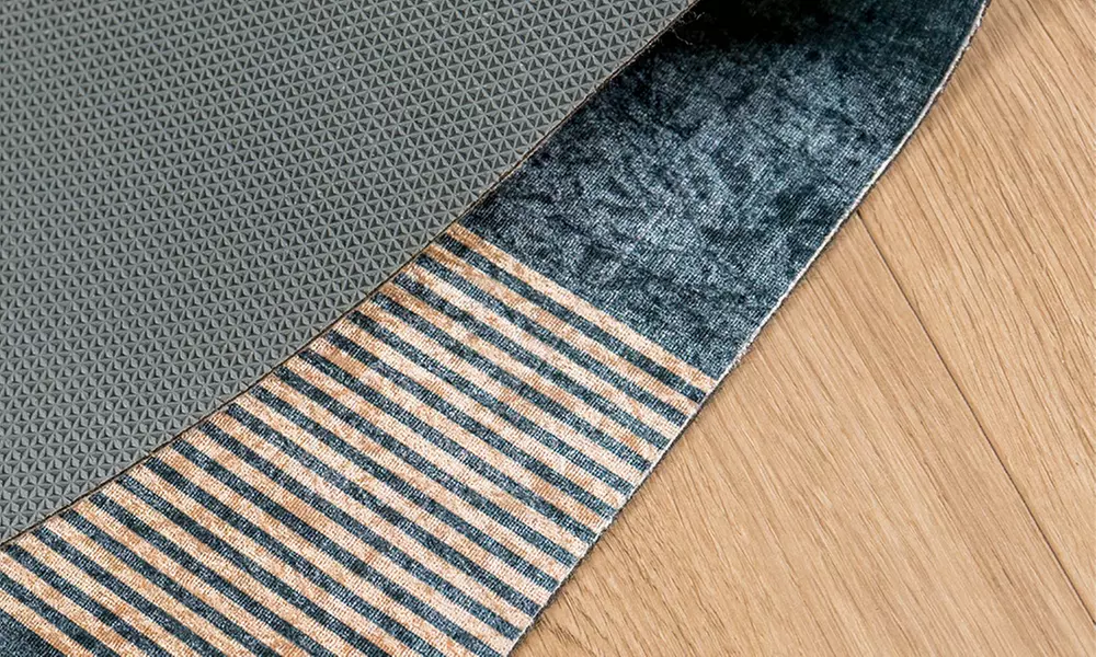 Rutschfester Teppichläufer in Samt-Optik mit geometrischen Muster