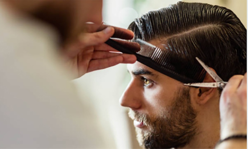Image 2: Sesión de corte de cabello para caballero con máquina o tijera y peine