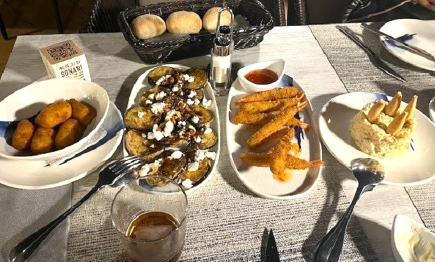 Image 9: Menú mediterráneo para 2 o 4 con postres y vino con vistas al mar