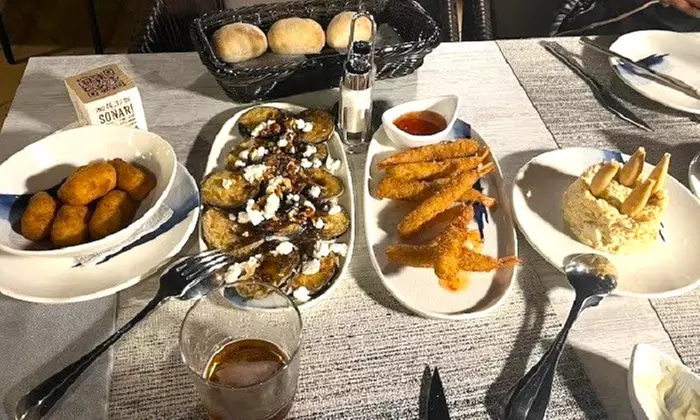 Menú mediterráneo para 2 o 4 con postres y vino con vistas al mar