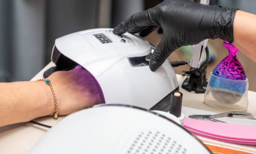 Image 10: Manicura, pedicura o uñas gel con esmaltado clásico o semipermanente 