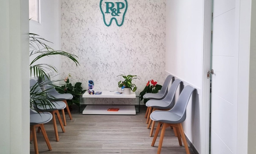 Image 4: Limpieza bucal, fluorización, revisión y opción a radiografía