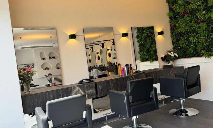 Image 3: Damen-Haarschnitt mit Waschen & Föhnen opt. mit Ansatzfarbe & Haarkur