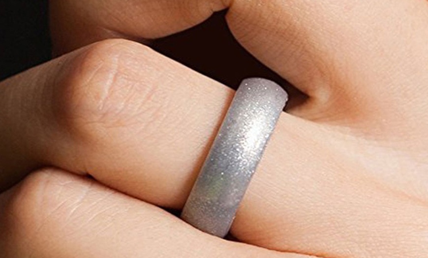 Image 6: 7 Pack Women's Silicone Wedding Bands Set Colorful Rubber Rings