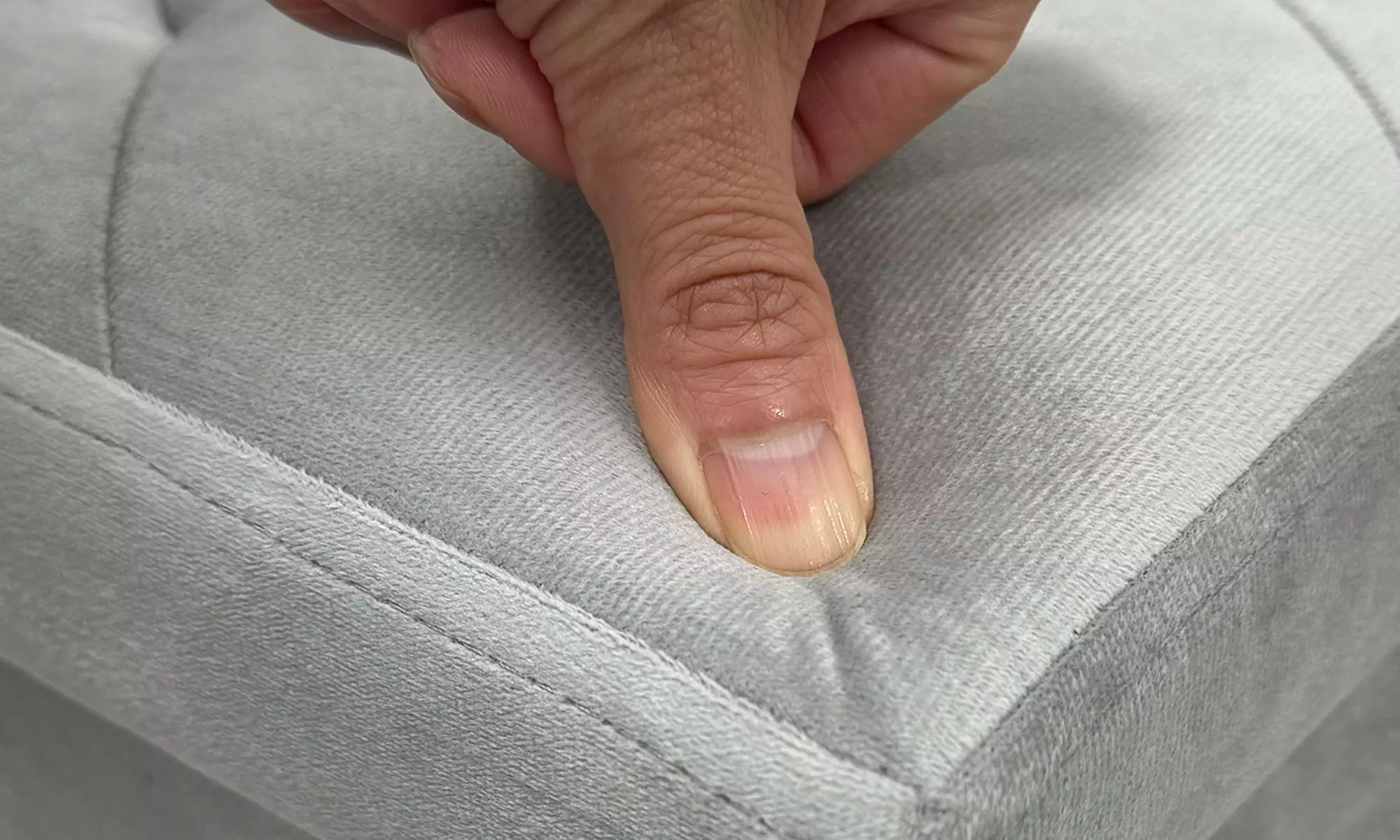 Puff cuadrado con tapizado de terciopelo