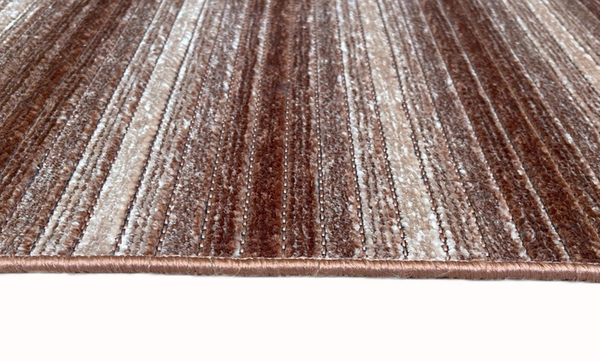 Image 5: Gestreifter Teppich