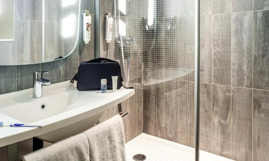 Lille : chambre double standard avec petit-déjeuner et vin/bière