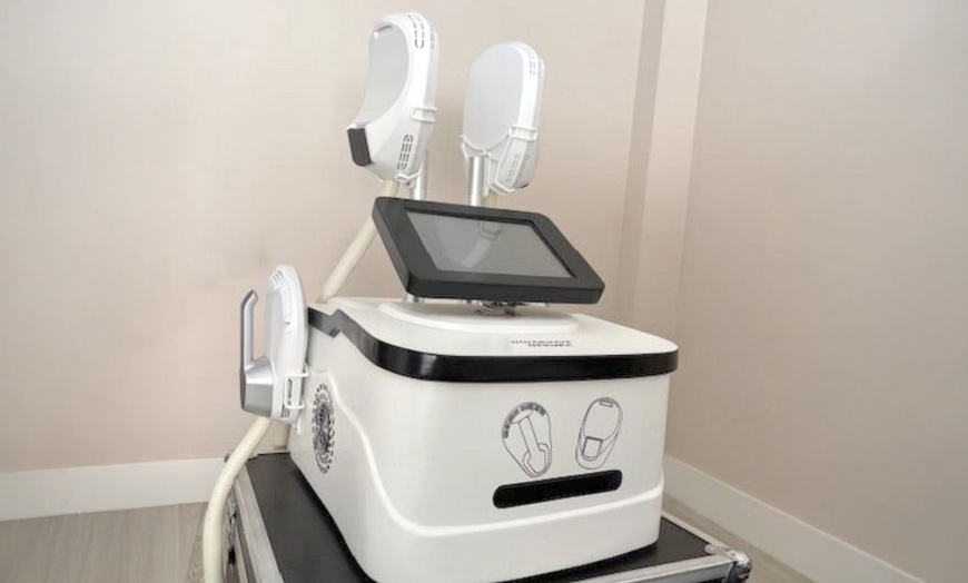 Image 7: 3 o 6 sesiones de tratamiento remodelante y push up en 1 zona a elegir