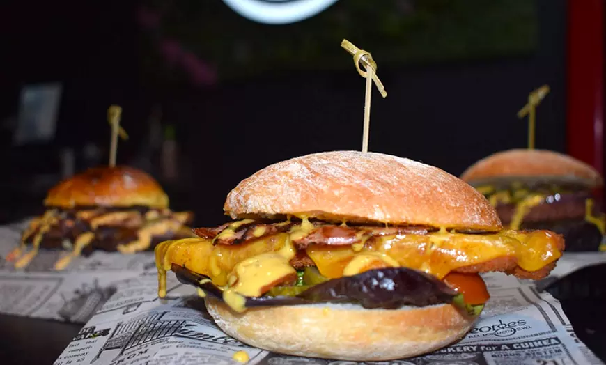 Image 15: Menú de hamburguesa smash o prime para 2 o 4 personas, postre y bebida