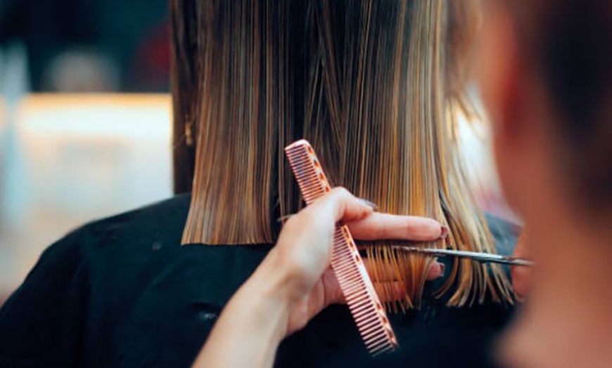 Image 1: 1 sesión de peluquería con lavado y corte con opción a tinte o mechas