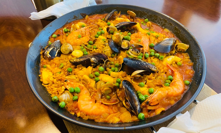 Image 1: ¡Saborea un menú de platos tradicionales con vistas a toda Granada!