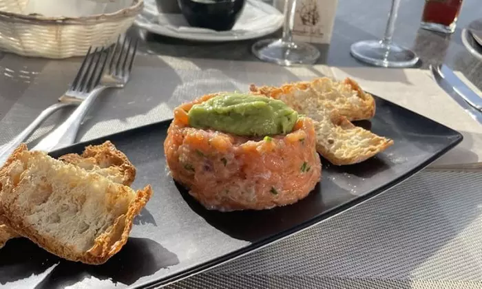 Menú mediterráneo para 2 o 4 con postres y vino con vistas al mar