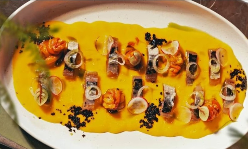 Image 9: Menú fusión para 2 o 4 personas con postre y opción a botella de vino