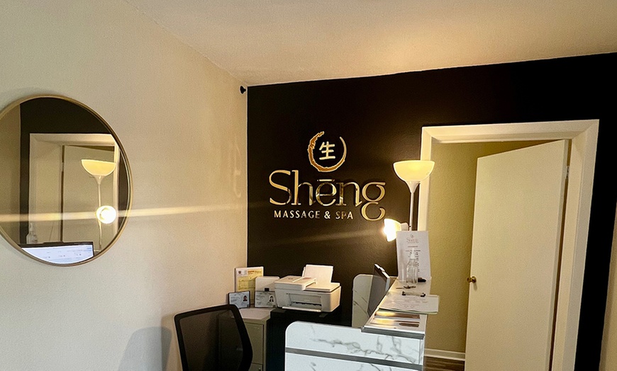 Image 3: 50 or 90-Min Couple Massage w/ Hot Stone, Towel, Aromatherapy & Mask