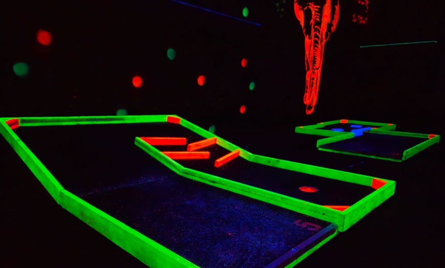 Image 5: Gra w 9-dołkowego minigolfa święcącego w ciemności