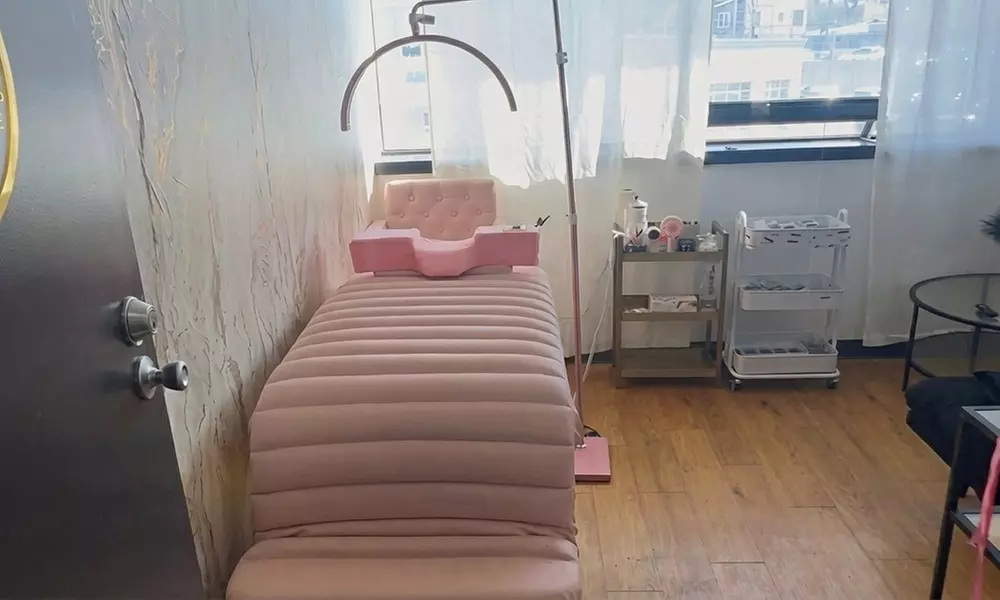 Classic, Hybrid & Volume Lash Extensions & Refills