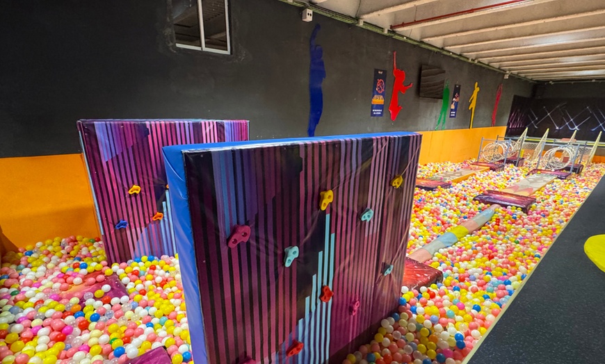 Image 14: 1 hora de saltos en parque de colchonetas World Jump para 1 persona