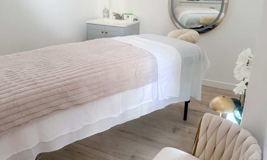 Image 1: 60- or 90-Min Swedish-Deep Tissue Massage w/ Hot Towel & Aromatherapy