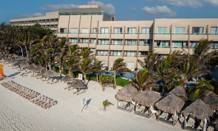 Image 22: ✈ All-Incl. Paradise: 4 Nights at Flamingo Beach Resort Cancún