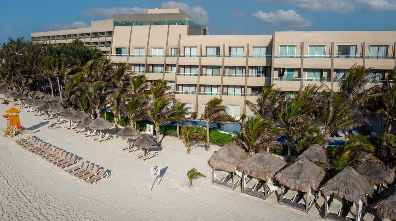 ✈ All-Incl. Paradise: 4 Nights at Flamingo Beach Resort Cancún