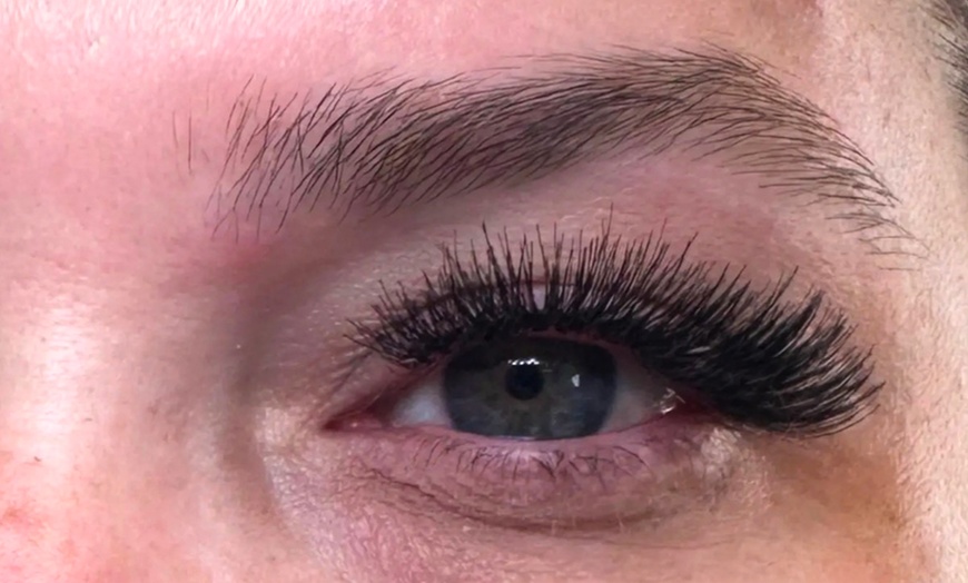 Image 2: Transform Your Look: Get Luscious Lashes That Wow!