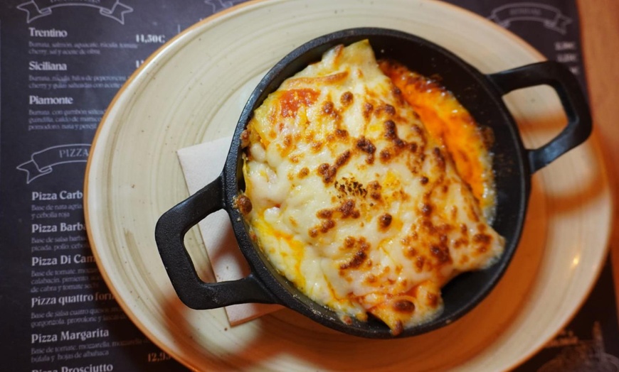 Image 10: Menú italiano con entrantes, principales, postres y bebidas 