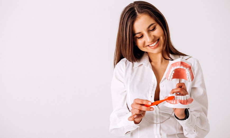 Image 1: Limpieza bucal completa con opción a curetaje de 1 o 2 arcadas para 1